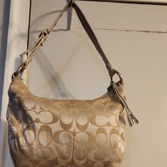 Elegant Tan Designer Shoulder Bag - Picture 1 of 9